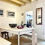 Boutique Surf House In Surf Paradise * Santo Isidoro
